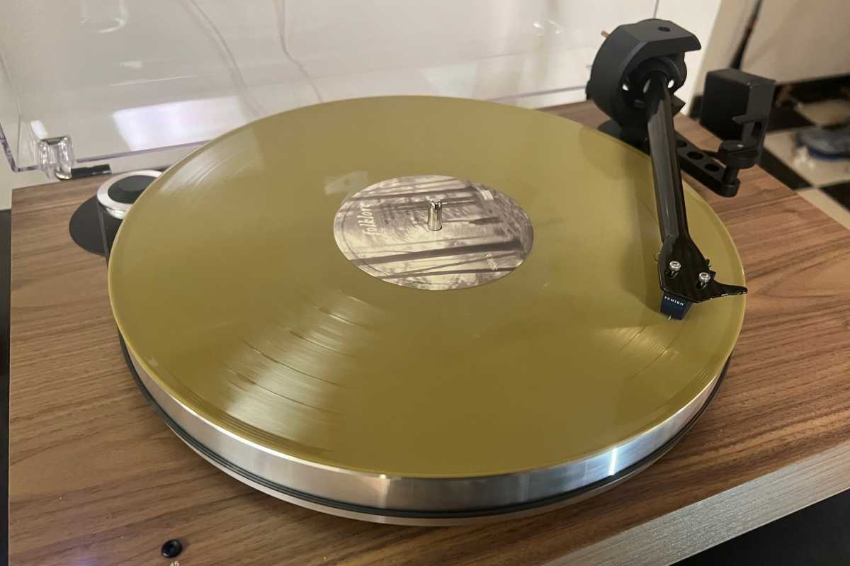 Pro-Ject X8 playing folklore