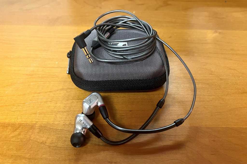 Sennheiser IE 900 cable coiled on case